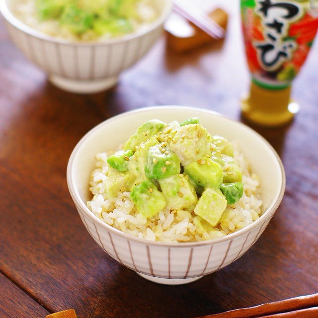 アボカドと鶏胸肉のマヨわさび醤油和え丼　【スパイス大使】【レシピ1894】