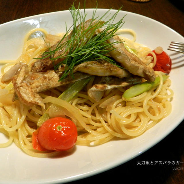 頂き物の太刀魚とアスパラのガーリックパスタでまったりしますねん。