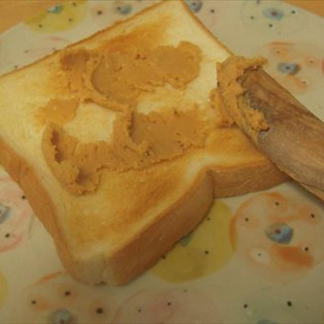 パンにぬるピーナッツトーストとたまごぷりん