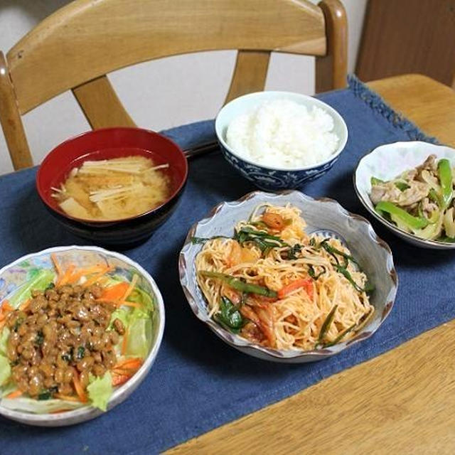 豚肉のカレー炒めとそうめんのキムチ炒めと納豆サラダでうちごはん（レシピ付）