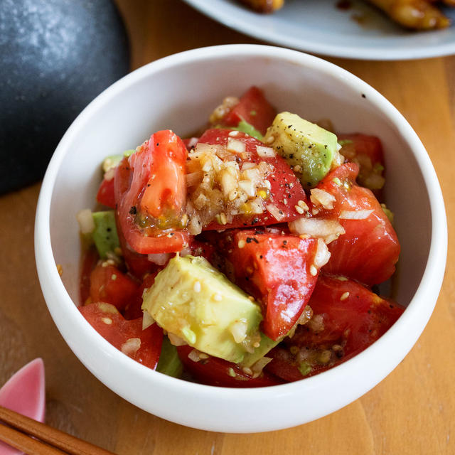 【レシピ】切って和えるだけ！トマトとアボカドの中華風サラダ