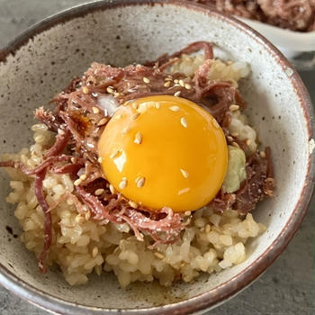 【レシピ】 ワインにも日本酒にも合う、ちょっと贅沢な10秒ごはん「コンビーフ丼」