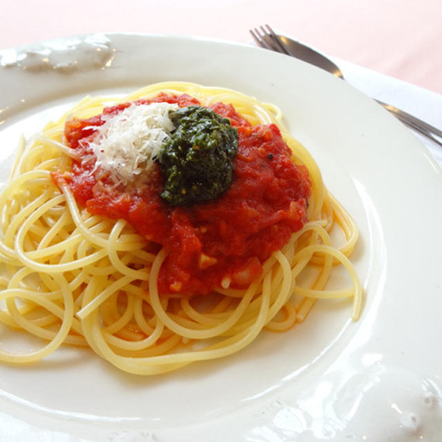 Weekendはさっぱりイタリアン　　〝トマトソースとバジルソースのスパゲティ”