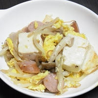 ソーセージと豆腐のタバスコ炒め