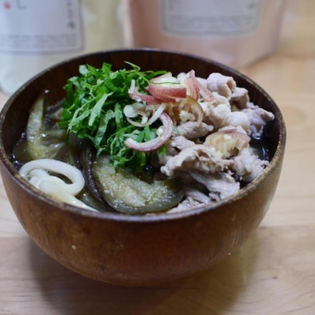 茄子と豚肉のうどん大葉ミョウガ乗せ