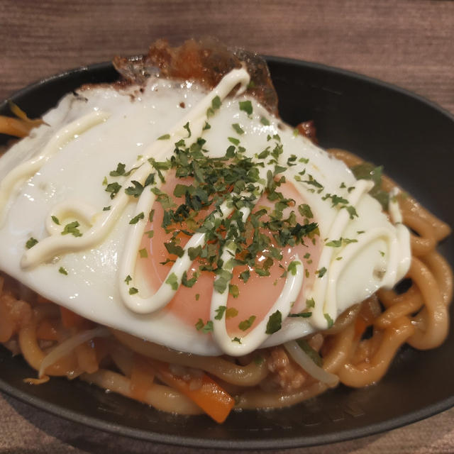 夫の作った目玉焼きのっけ焼きうどん☆パン仕込んでます(^^)