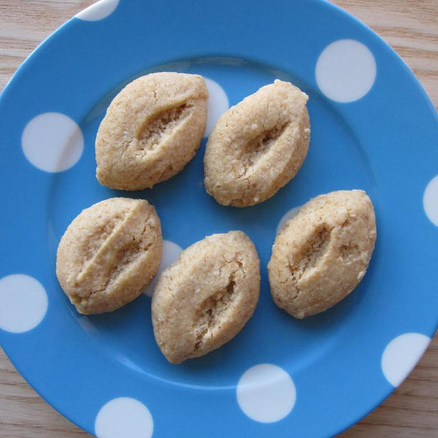 サンドベージュ色のスウェーデンの伝統クッキー/ Ökensand