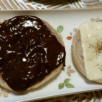 スライス生チョコレート＋イングリッシュマフィンをワインのおつまみに。