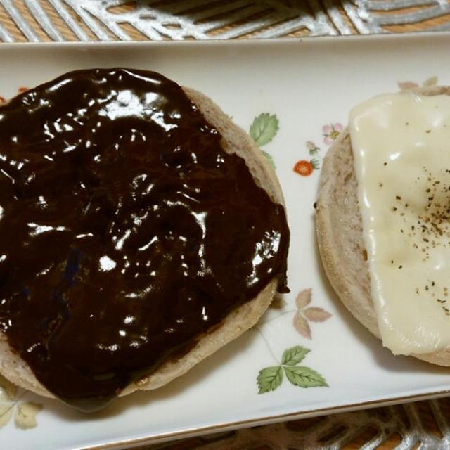 スライス生チョコレート＋イングリッシュマフィンをワインのおつまみに。