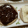 スライス生チョコレート＋イングリッシュマフィンをワインのおつまみに。
