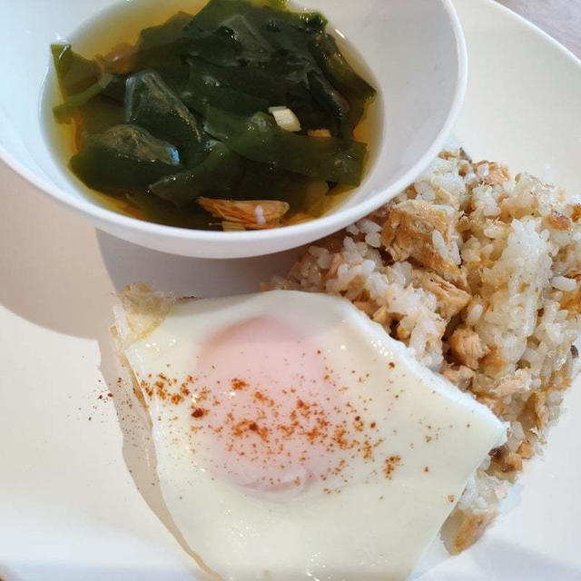 鮭たっぷり♪鮭チャーハンで朝ごはんとジミでなんだかなぁなお弁当( ；∀；)