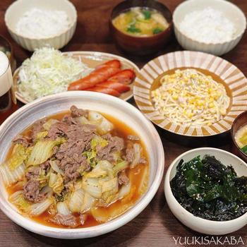 卵を絡めて絶品♡お鍋に入れたら煮るだけ簡単！冬のあったかおかず【白菜と牛肉のすき焼き風】