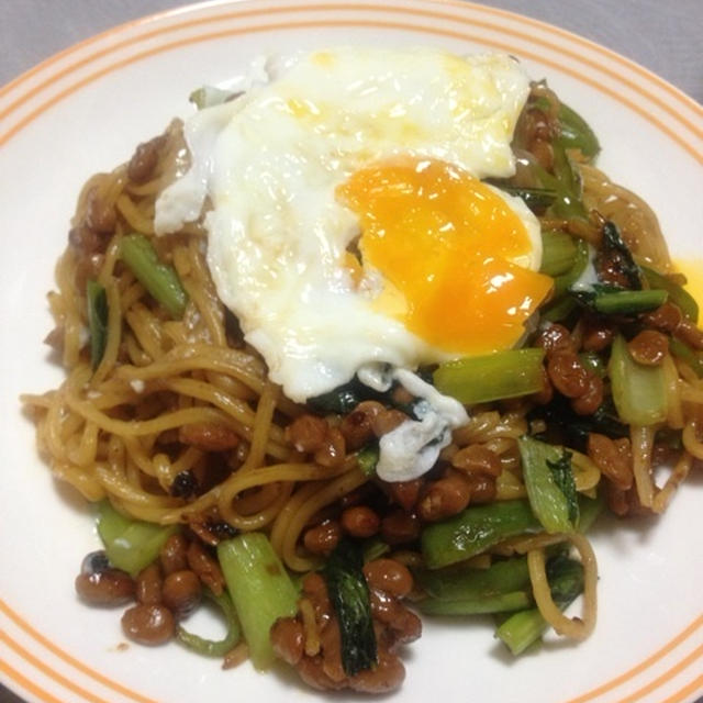 焼きそば納豆に目玉焼き！