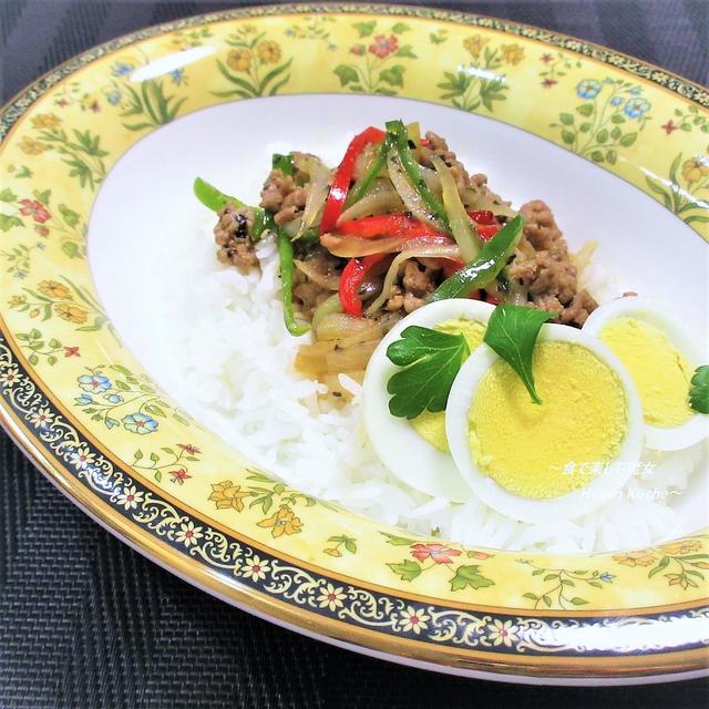 経済的な豪華丼♪ドライバジルと一緒に炒めるだけ。『ひき肉のバジル炒め』