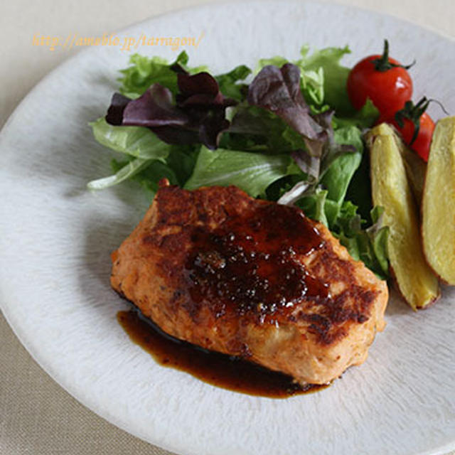美肌に☆ジューシーふんわり鮭バーグ♪とブタさん弁当〜☆