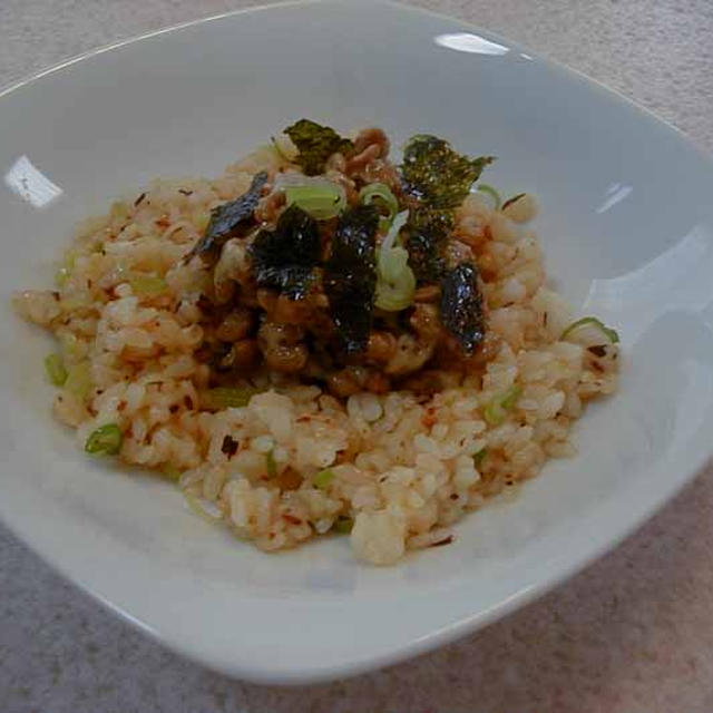 納豆のせピリ辛チャーハン