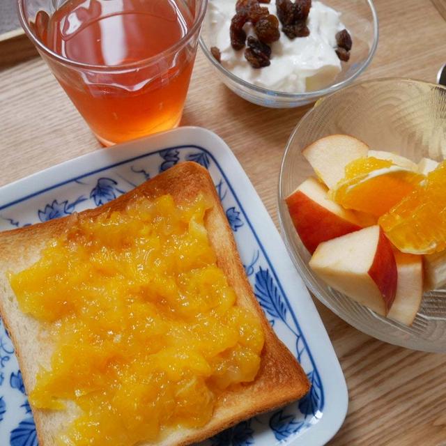 オレンジの生ジャムトーストの朝ごはん