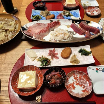 ダンナごはん！刺身盛合せ、鶏天とじ、野菜炒めと作り置き小鉢8品