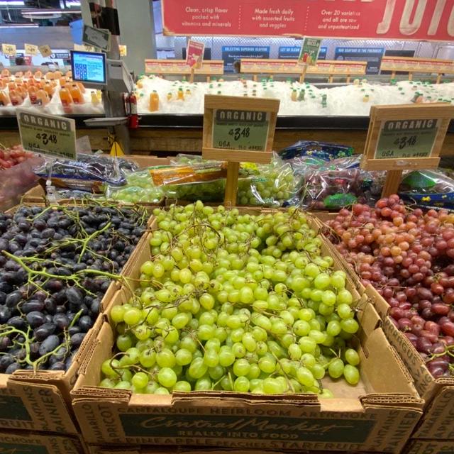 韓国マーケットに安い巨峰　1.3kg $4.99 なぜ？
