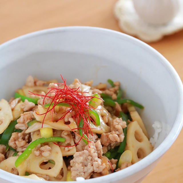 シャクシャクレンコンとピーマンと豚ミンチの中華丼