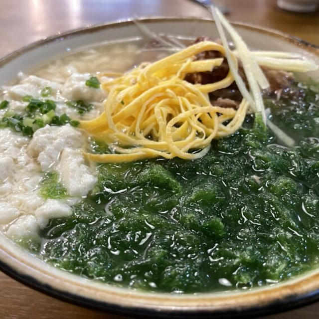 那覇・若狭「沖縄そば HITOTSU」優しいスープとアーサにゆし豆腐