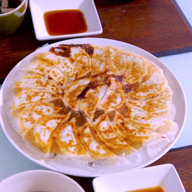 「キレイな餃子」フライパンとお皿の関係