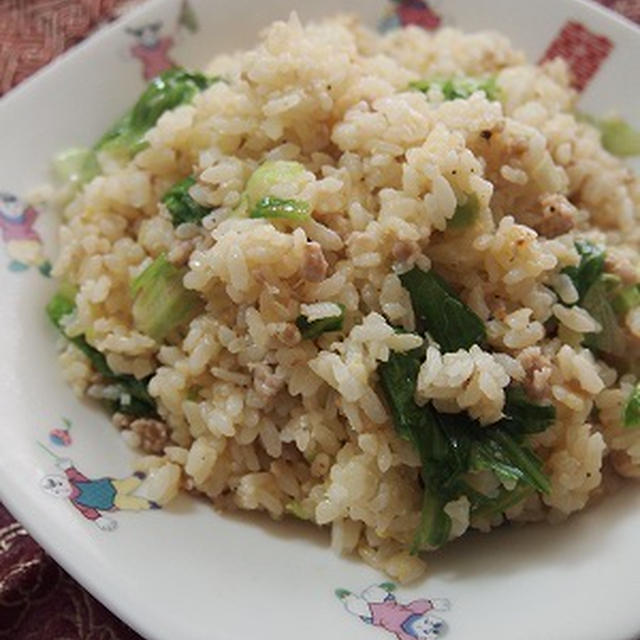 ☆パラッと旨炒めペースト　鶏ガラ塩コショウ味　で　うまうまレタスチャーハン☆