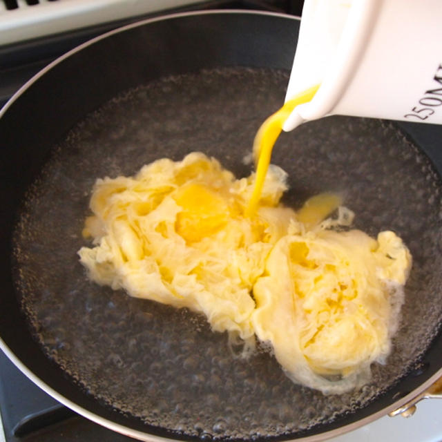 インスタントラーメンに卵を入れるベストタイミングは麺を茹でる前！