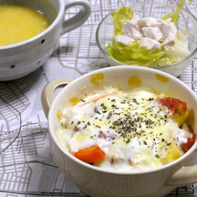 魚介風味のコーンスープ。レンジで簡単にマカロニグラタンの晩ご飯。