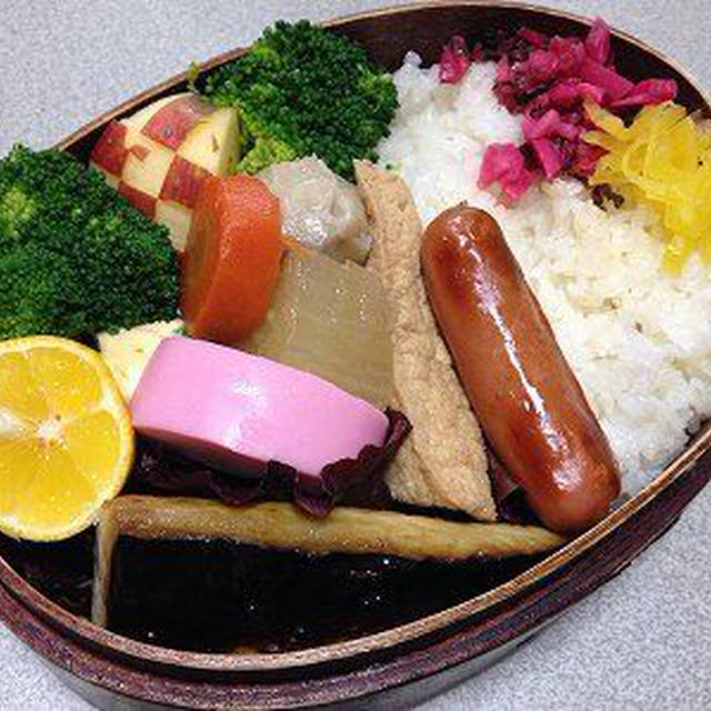 さばの塩焼きと煮物弁当。にゃんこ兄弟