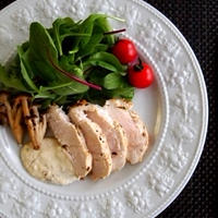 ハーブ香るチキンと茸のソテー〜アンチョビチーズソースで〜