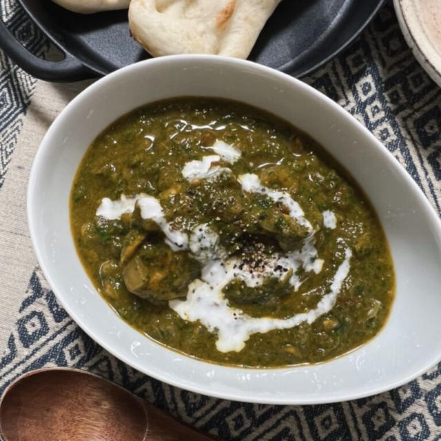 【エスビー食品のカレー粉で作る】ほうれん草で栄養満点！サグチキンカレー