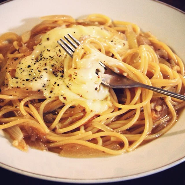 炒めた玉ねぎとスパゲティを一緒に茹でるだけ！「オニグラスパ」がオニうまし！