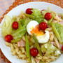 がっつり＆ヘルシーランチ！たっぷりレタスに半熟卵とハムのサラダパスタ粒マスタードを効かせて。