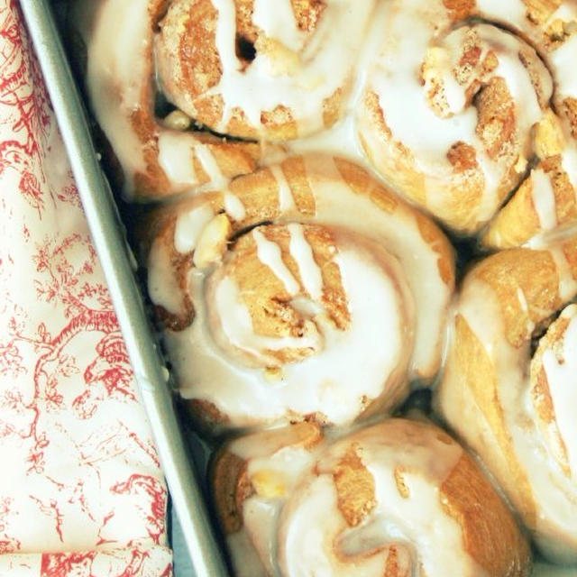 Mocha Cinnamon Rolls with Coconut Glazeモカシナモンロール with ココナッツアイシング