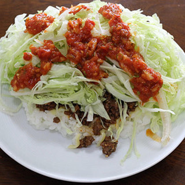 レタスを食べる切るために「タコライスチーズヤサイ」