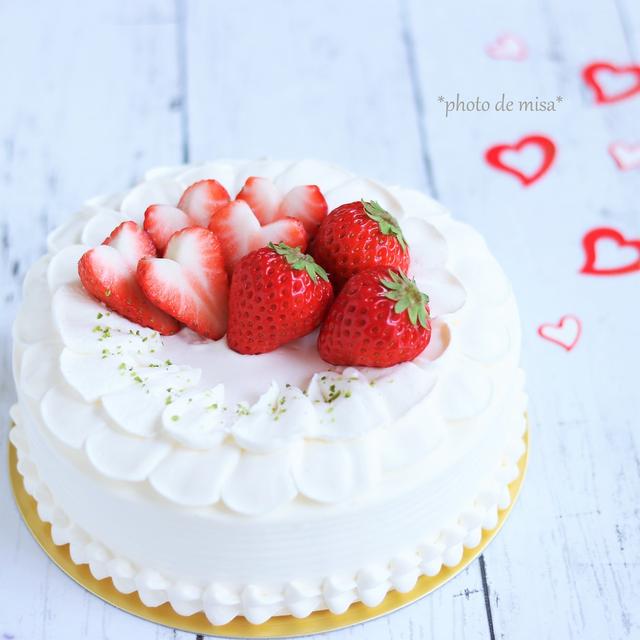 ハートの苺で可愛さ詰め込みました♪フリルのデコレーションケーキ