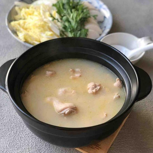 濃厚白濁鶏白湯で水炊き〜！！味ぽん&ごまぽんで絶品〜！！