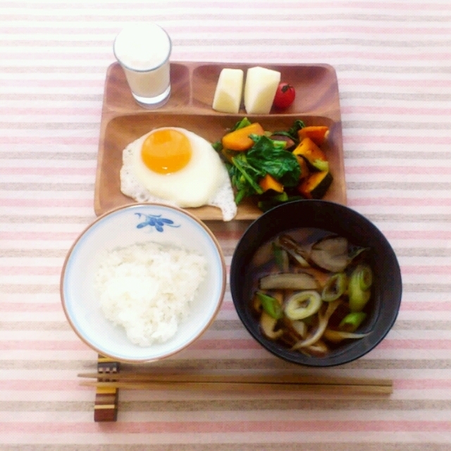 ■かぼちゃとかき菜のバター塩麹炒めときのこ汁の朝ごはん