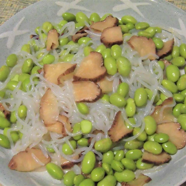 くもりときどき雨　　枝豆と糸こんにゃく、いぶりがっこの炒めもの