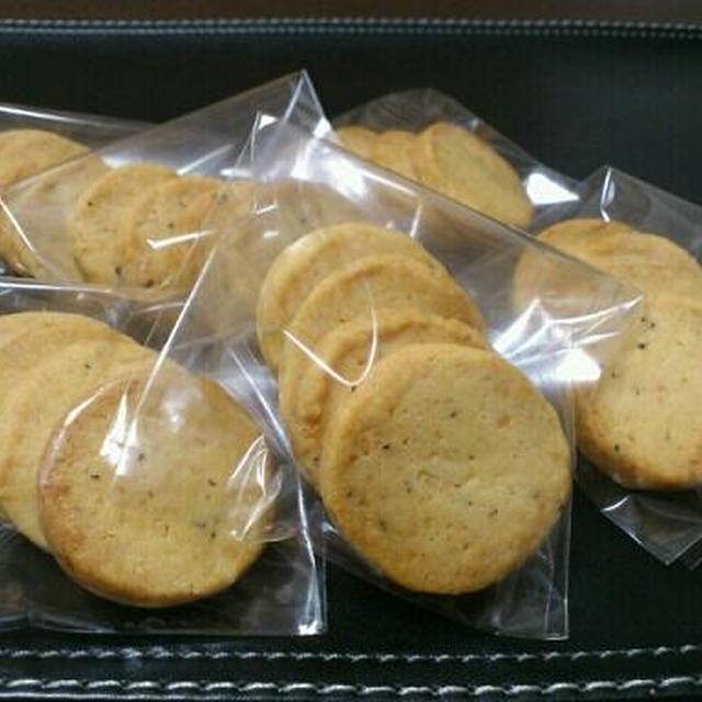 グリュイエールチーズとブラックペッパーのクッキー♪
