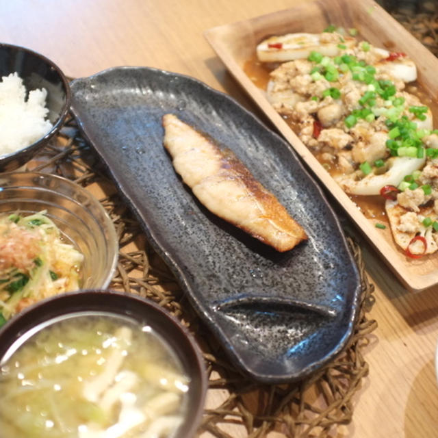 夕食☆焼き秋鮭　レンコンステーキピリ辛そぼろあんかけ　オクラの新芽と長芋の和え物