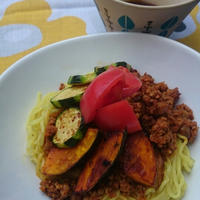 夏野菜キーマカレーのざるラーメン