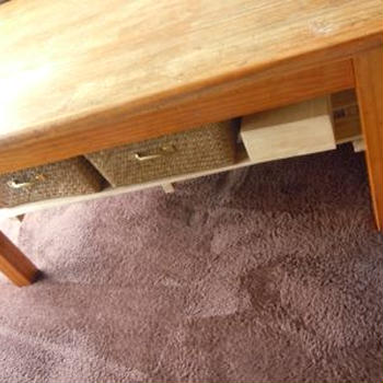 テーブルの下に棚をつけました。