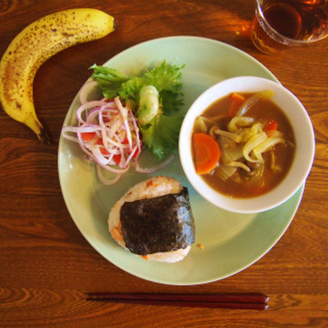 ひとりで鮭おにぎりの朝ごはん