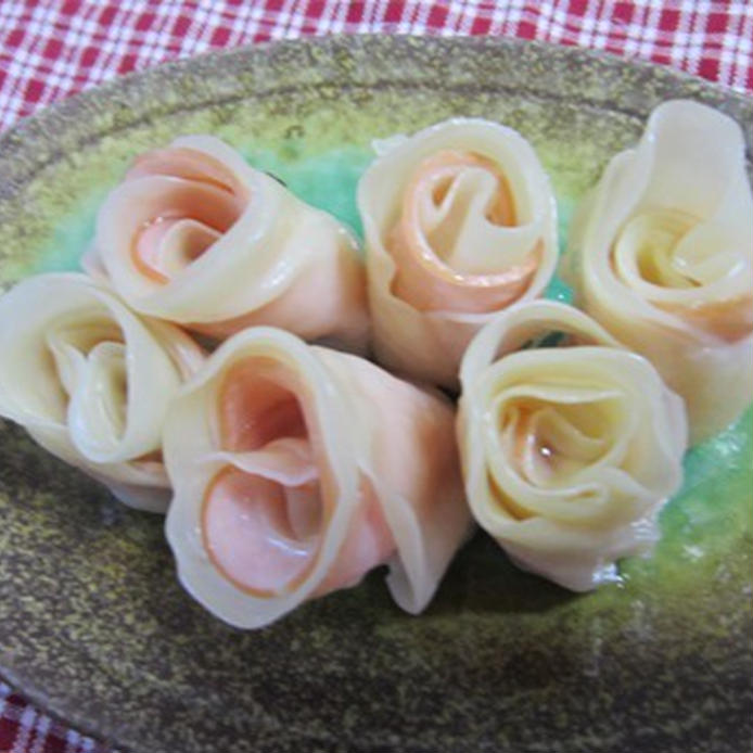 和食器にのったハムと餃子の皮でバラのブリトー風