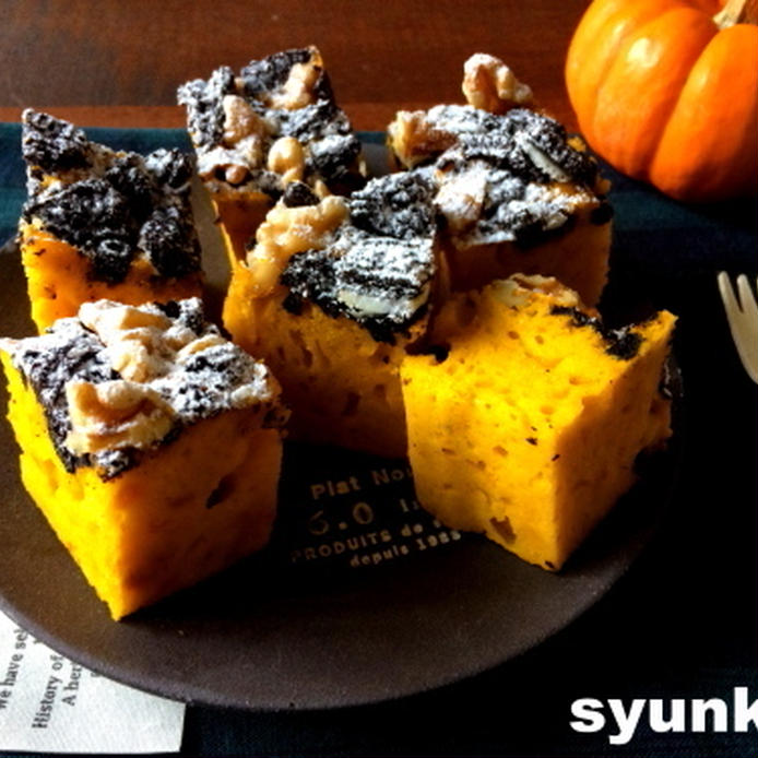 黒い器に盛り付けたかぼちゃとオレオのケーキ