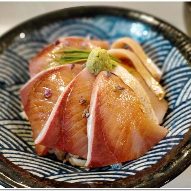 今が旬『氷見寒ブリ丼』食感も脂のりも最高！「西口酒場 ホームラン」＠西新宿