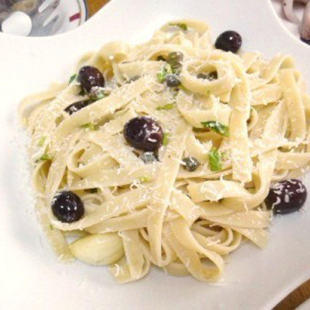 ナポリらしい「小麦を食べる」パスタ、シンプルな黒オリーブ、ケッパーに隠し味がまろやか「黒オリーブとケッパーのフェットチーネ」