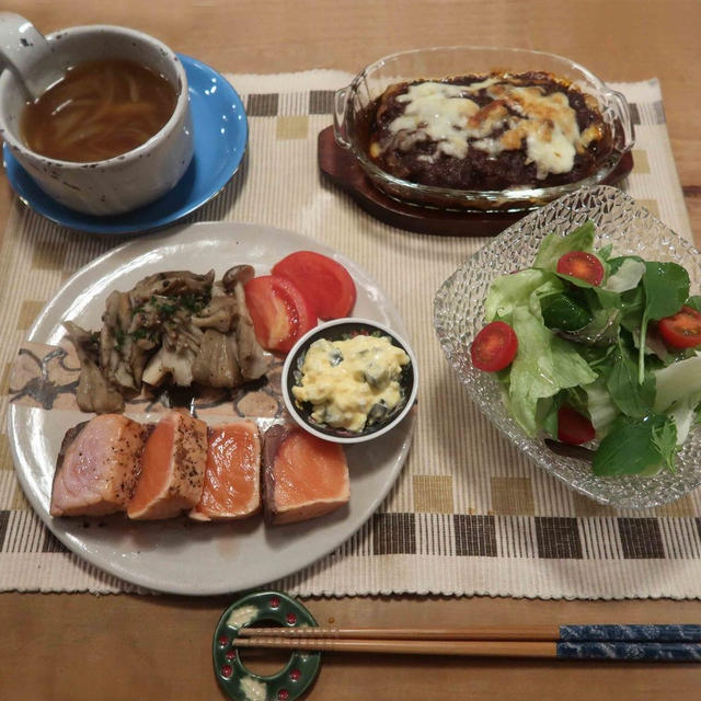 エンペラーサーモンのレアステーキの晩ご飯と　皇帝ダリアの花♪